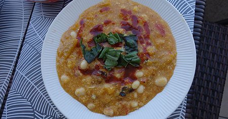 Conexión Emocional con la Comida Plato de comida saludable representando el vínculo entre la ansiedad y las emociones relacionadas con comer.