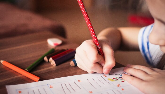 Uno de los hábitos académicos para educar a nuestros hijos es crear un plan de estudio