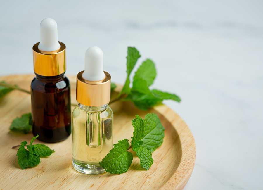 Aceites esenciales en una tabla para iniciar la aromaterapia