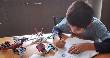Cómo manejar la cuarentena en familia Niños y padres compartiendo tiempo juntos en casa debido al coronavirus