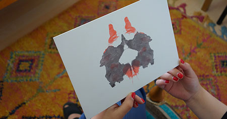 Test de Rorschach: método proyectivo para analizar la personalidad Conjunto de láminas usadas en el Test de Rorschach para explorar aspectos psicológicos y emocionales
