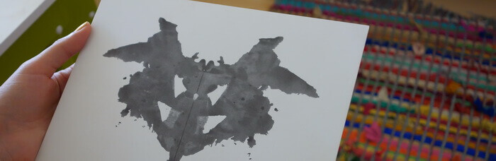 Las láminas de Test de Rorschach contienen imágenes impresas simétricas y relativamente ambiguas