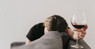 El reto de vencer el alcoholismo en la vida diaria Imagen de reflexión sobre las consecuencias del alcoholismo y la complejidad de superarlo