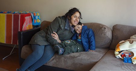 Importancia del apego en el desarrollo infantil Madre abrazando a su hijo como símbolo de seguridad y afecto en la infancia